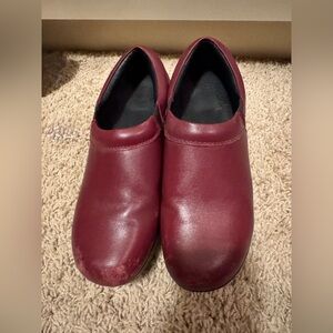SR Max Slip Resistant Clogs size 9